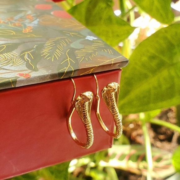 NWOT *RARE* Gold Cobra Snake Earrings - Picture 5 of 6